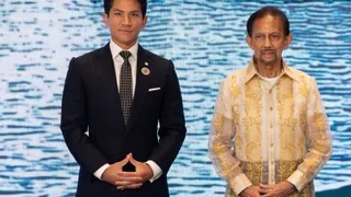 5月8日，汶莱王子阿都马丁（左）陪同父亲、汶莱苏丹博尔基亚，到菲律宾宿雾参加东盟峰会晚宴。（法新社档案照）