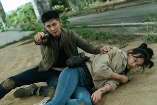 李國毅（左）在劇中飾演刑警，上演多場警匪槍戰動作戲。（圖／瀚草影視 提供）