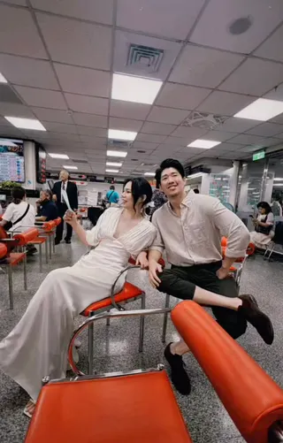 紀培慧（左）身穿白色洋裝，與Henry現身戶政事務所登記結婚。翻攝IG @daleydailyd