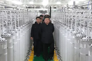 根据朝鲜官方媒体发布的一张照片，金正恩周三参观了一座生产核弹燃料的新设施。金正恩将核计划视为抵御美国入侵的盾牌。