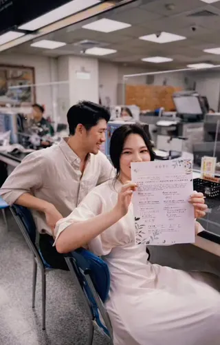 紀培慧（右）與Henry交往十年結婚了。翻攝IG @daleydailyd