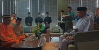 A video showing Tunku Nadzaruddin Tuanku Ja'afar (Right) being proclaimed as the 12th Yang di-Pertuan Besar of Negri Sembilan has surfaced on social media amid an ongoing constitutional dispute in the state. — SCREENGRAB FROM SOCIAL MEDIA