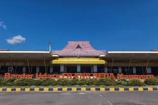 印尼东努沙登加拉省毛梅雷市的弗朗西斯库斯·沙维留斯·塞达机场，周五因莱沃托比-拉基拉基火山喷发的火山灰而关闭。（图取自法新社）