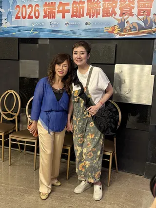 演藝工會理事長曹雨婷（左）和藝人劉曉憶（右）開心受訪。華視提供