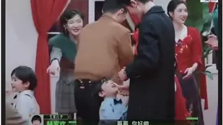 男童抬頭對張凌赫表示哥哥你好帥。取自微博