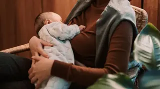 設計圖片：被媽媽抱在懷裏的一名華人嬰兒