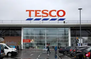 英国最大的食品杂货商特易购（Tesco）在最近一个财年中，位于英国和爱尔兰的员工人数少了约5000人。 （路透社）