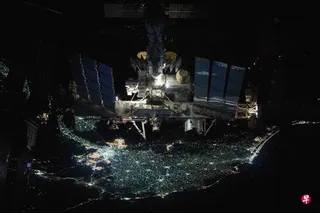 美国宇航局公布的照片显示，2021年11月8日，SpaceX“奋进号”载人龙飞船与“和谐号”节点舱分离后绕行国际空间站时，从飞船上拍摄了空间站全景。 （法新社）