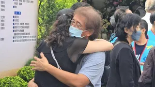 資深教師追思會送行親友相擁而泣。(記者郭韋綺／攝影)