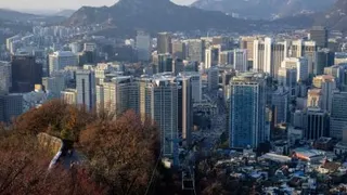 韩元盘中一度下跌1.4%，触及1540.55的低点；截至收盘，韩元汇率收报1美元兑1539.62韩元，创逾16年低位。（法新社档案照）