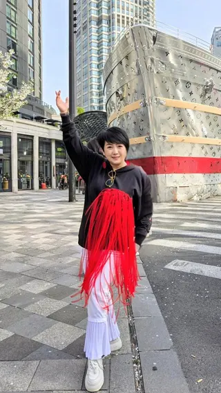 周思潔扮演超級導遊飛往上海，帶學員展開五天四夜的遊學之旅。萊格悠國際文化有限公司