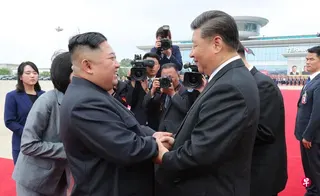 中国国家主席习近平（右）即将访问朝鲜，中国驻朝鲜大使王亚军称，习近平将同朝鲜领导人金正恩（左）举行“重要历史性会晤”。图为2019年习近平结束对朝鲜的国事访问，离开平壤时的画面。 （法新社档案照片）