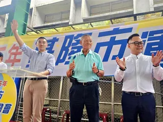 基隆市長謝國樑（左）、基隆市議長童子瑋（右）上午共同出席基隆市運動會。下台後兩人對刪除預算一事的看法，則顯得針鋒相對。（張志康攝）