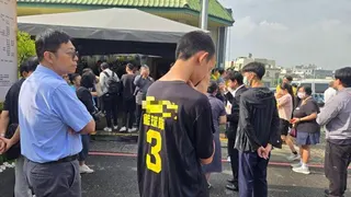 學生掩面哭泣。(記者郭韋綺／攝影)