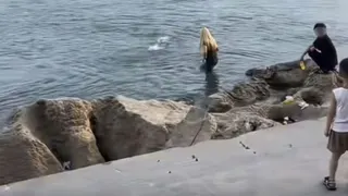 中国少女拍照失足落水溺毙 男同伴岸边喝奶茶嬉笑旁观