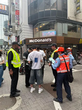 東京澀谷一群精通多國語言的巡查人員4日攔下遊客，對亂丟垃圾者當場開罰。紐約時報