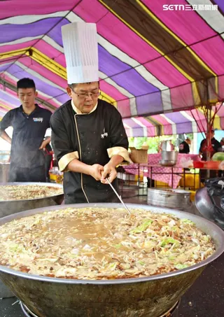 阿隆師（前）與二代湯貴翔（後）父子聯手經營，希望能讓這個傳統好滋味，持續飄香。（圖／阿隆師提供）