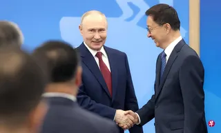 俄罗斯总统普京（左）星期五（6月5日）在圣彼得堡国际经济论坛期间与中国国家副主席韩正会面握手。 （路透社）