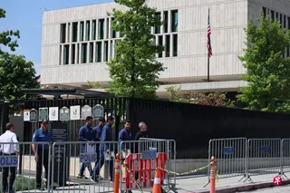 白宫官员表示，伊朗世界杯代表团已获美国签证。图为伊朗国家队球员及代表团成员上月在提交签证申请后，离开位于土耳其安卡拉的美国大使馆。 （法新社）