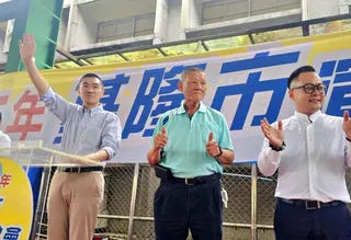 基隆市長謝國樑（左）、基隆市議長童子瑋（右）6日共同出席基隆市運動會。但兩人對刪除預算一事針鋒相對。（圖／中時張志康攝）