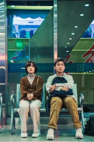 鄧筠熹（左）、香港演員孫君陶飾演一對人生藍圖不一致的情侶。（公視提供）