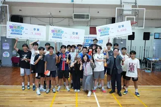 桃園市政府青年事務局6日於陽明高中舉辦，校園學生交流活動，泡泡足球交流賽，邀集桃園市24校社團180位學生共同參與， 期盼透過結合足球與碰碰球的泡泡足球新興趣味運動，以競賽方式會友，促進跨校交流。（圖／青年局）