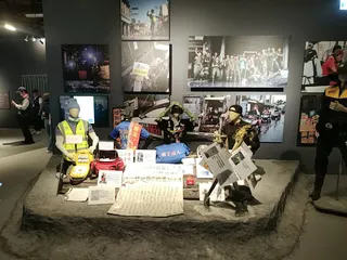 ▲展館透過照片、影像及實體文物，呈現災後各地志工投入復原工作的點滴故事。（台糖提供）