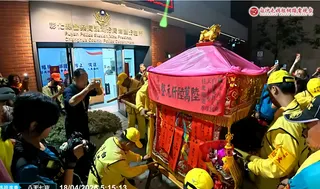 粉紅超跑今年遶境首停駕埔鹽分駐所。（圖／翻攝白沙屯媽祖網路電視台）