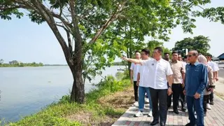 倪可敏（前左）出席下霹雳“霹雳河第一阶段综合河流域发展计划及安顺A区第二阶段防洪工程”汇报会，并主持该防洪工程的启用仪式。前右为下霹雳酋长拿督米奥利兹万。