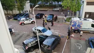 马赛地轿车疑失控，撞上女行人并波及两辆轿车。