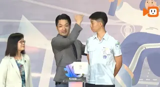 台北市長蔣萬安今天赴大安高工頒獎給國中市長獎得主，大兒子蔣得立是今年的市長獎得主...