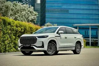 The Jaecoo 8 leads with its electric drive system, while a 1.5-litre turbocharged petrol engine plays a supporting role for when the 34.46 kWh battery runs low or the road ahead stretches out.