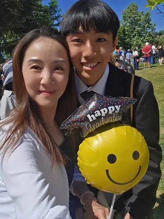小蓁（左）出席兒子畢業典禮。翻攝黃少祺 Eric Huang臉書