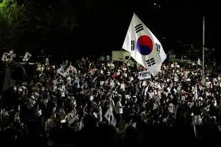 南韓3日舉行地方選舉出現選票不足爭議，引發大批民眾抗議開始連日抗議。韓媒估計截至...