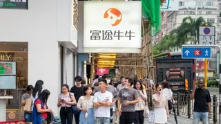 富途牛牛的廣告牌下很多路人
