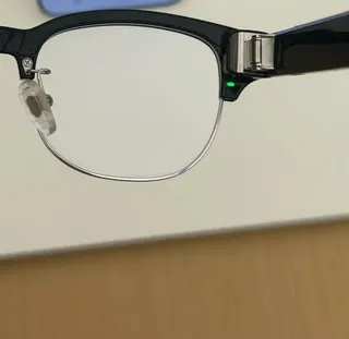 某主流品牌智能眼鏡指示燈位置。（取材自瀟湘晨報）