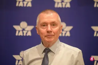 国际航空运输协会理事长沃尔什在第82届国际航协常年大会上致辞时说，中东冲突加上燃料价格飙升70%，使航空公司前景更趋暗淡；全球航空业利润预计减半，航空公司平均每名乘客的净利润预计仅为4.50美元，远低于去年的9.10美元。 （路透社）
