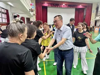 國民黨新北市長參選人李四川7日於樹林區三多國小出席土風舞新舞發表暨成果展示活動。...