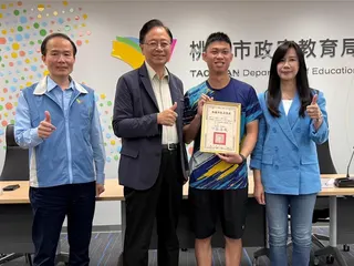 桃園國小桌球隊奪全國雙冠寫下歷史，身兼立委萬美玲助理的桃園市議員參選人佀廣洋居中牽線促成張善政親自表揚「桃園之光」。(桃園國小提供)