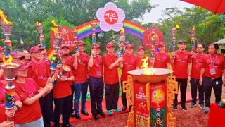 嘉宾们淋著雨，举起火炬，右6起为林家全、曾敏凯、房有平等。