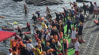 一年一度的基隆外木山海上長泳活動7日上午熱鬧登場，今年長泳活動共吸引全國303隊、2200位民眾報名參加，其中最年長的報名者為91歲、最年輕10歲，先從木山澳救生站礁岩區下水，沿海岸游至大武崙沙灘，沿途除可欣賞海濱風光和山巒美景。（徐佑昇攝）