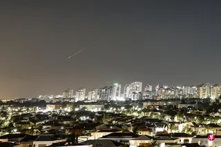 伊朗6月7日晚向以色列发射导弹，一道光束照亮天空。 （路透社）