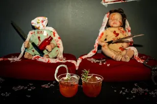《鬼入獄》血色Party首映，入口處放兩個鬼娃娃製造沉浸式體驗。金盞花大影業提供