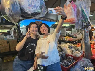 民進黨新北市長參選人蘇巧慧到永和區福和橋下市集掃街拜票。(記者賴筱桐攝)