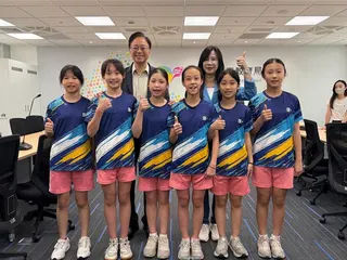 桃園國小桌球隊奪全國雙冠寫下歷史，身兼立委萬美玲助理的桃園市議員參選人佀廣洋居中牽線促成張善政親自表揚「桃園之光」。(桃園國小提供)