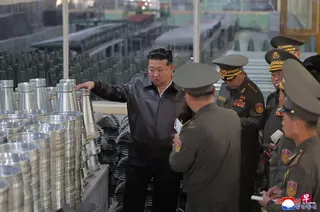 尽管受到联合国安理会制裁，朝鲜仍坚持拥核，并将核地位写入宪法。图为朝鲜最高领导人金正恩5月11日视察一家弹药工厂，地点不详。 （法新社）