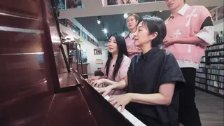 黃韻玲和黃嘉千四手聯彈。（三立提供）
