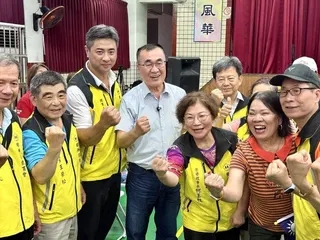 國民黨新北市長參選人李四川（中）7日於樹林區三多國小出席土風舞新舞發表暨成果展示...