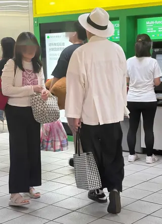 67歲的廖偉凡看得出體態挺拔，一身白襯衫配黑寬褲，穿搭走日系紳士風。（圖／讀者提供）