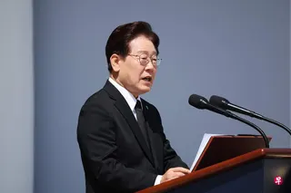 韩国总统李在明在去年6月初的大选中赢得胜利，上台执政。他星期六（6月6日）在首尔的活动上发表讲话。 （法新社）